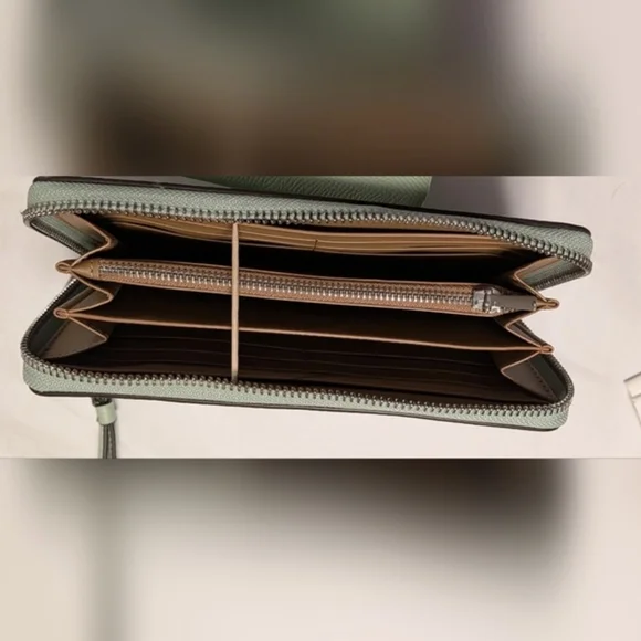 Coach Leather Wallet in PALE PISTACHIO - Nwt - Picture 4 of 6